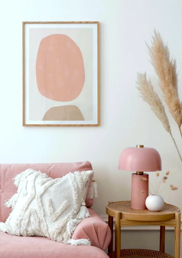 mur blanc canape rose chambre deco rose et blanche tendance 2025