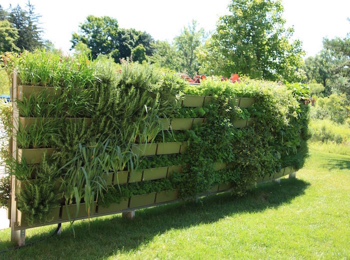 grande jardinière brise vue comme mur végétal pour cacher jardin