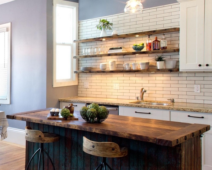 rangement horizontale cuisine avec étagères de bois bruts équipées d'éclairage led sur un pan de mur au carrelage briques blanches