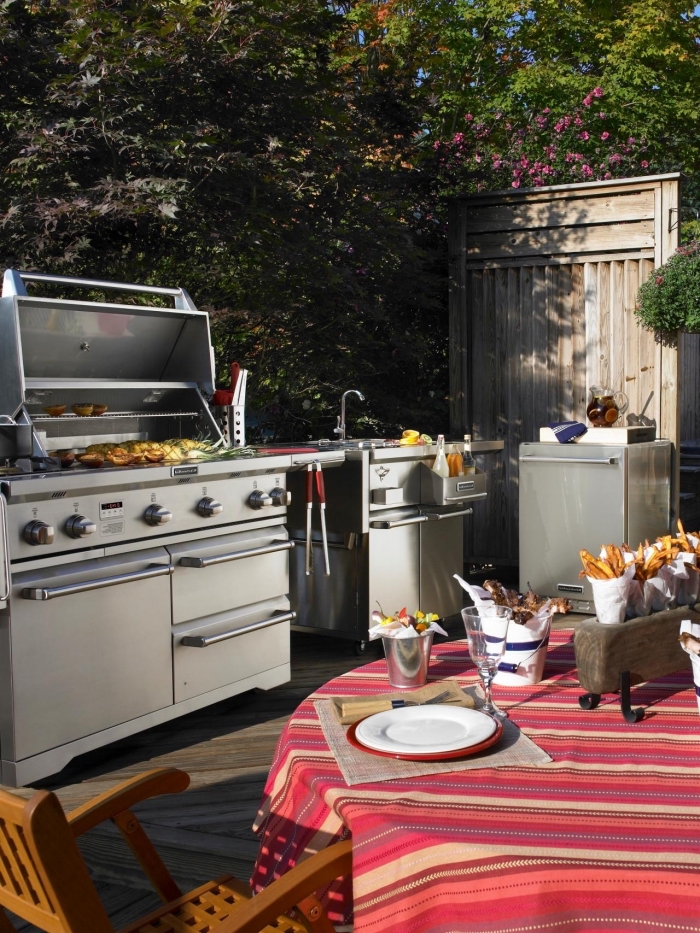 décoration de jardin avec cuisine équipée en barbecue et évier extérieur, comment arranger une table ronde avec nappe rouge