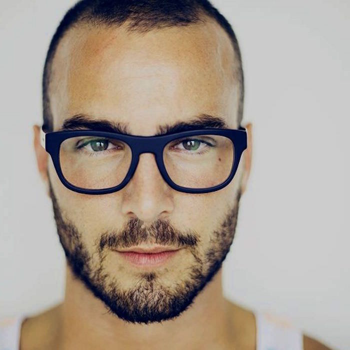 coupe de cheveux tendance homme courte pour début de calvitie barbe courte clairsemée et lunettes