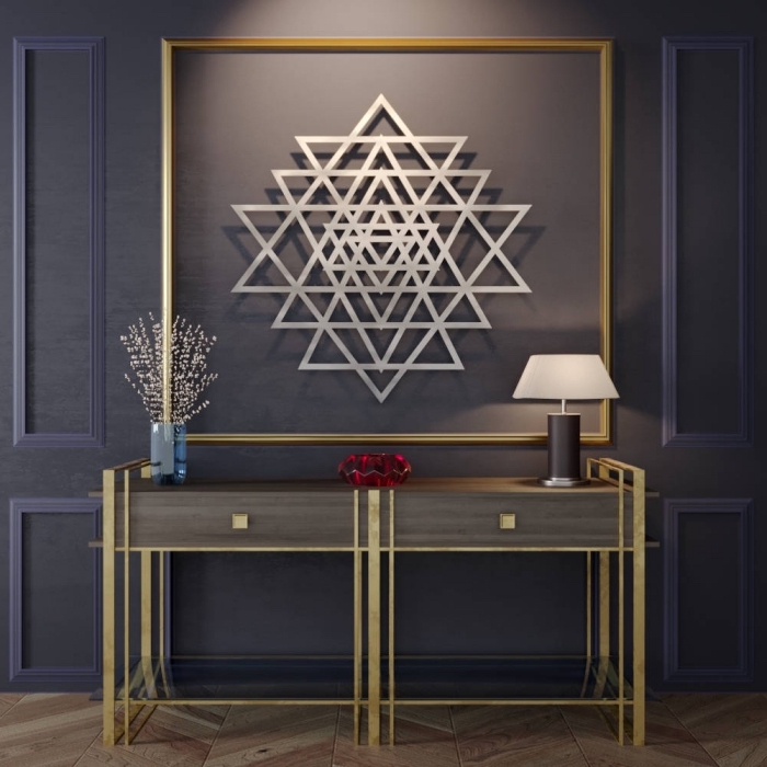 idée déco stylée dans un couloir aux murs foncés et parquet bois aménagé avec meubles bois et or, joli déco en métal aux motifs triangulaires
