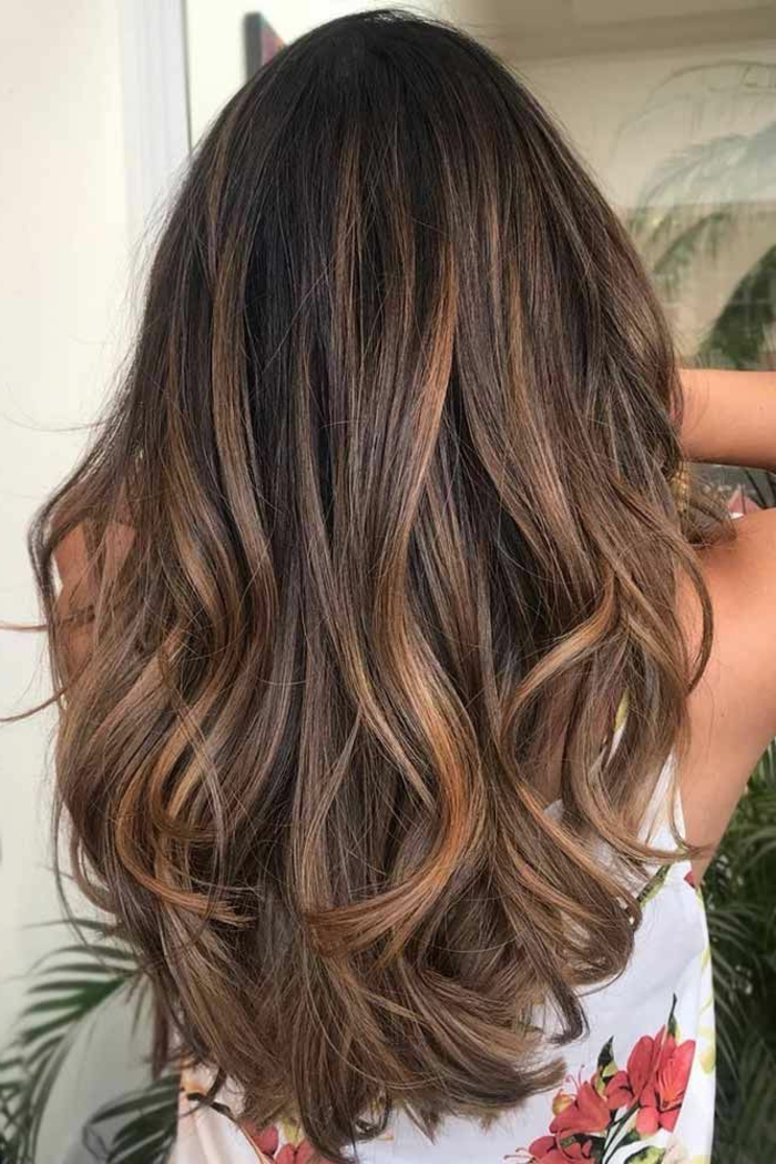 balayage caramel sur base brune, balayage cheveux longs, couleur chatain foncé, mèches cuivrées