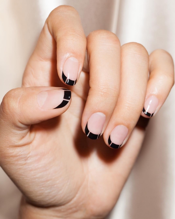 ongles-courts-décoration-tendance-vernis-de-base-nude-ongle-deco-manucure-design-français-en-noir-avec-lignes-transparentes deco ongle french moderne avec base transparente et traits bouts en noir rayé, modèle de manucure facile à domicile