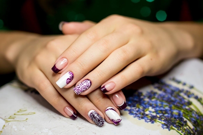 couleur ultra violet comme manucure tendance à design french, nail art en blanc et violet avec déco florale