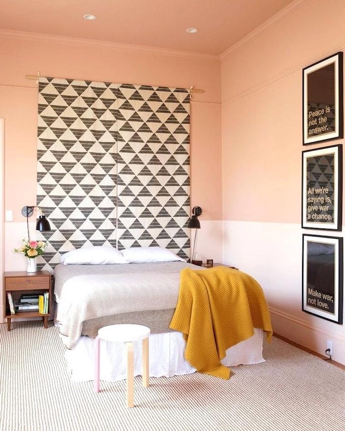 Peinture mur chambre parentale moderne modérer un style très fort et coloré bicolore mur blanc et orange pêche