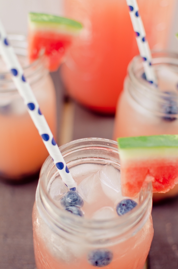 idée comment servir une boisson rafraichissante préparée à la maison, quels produits pour faire une limonade à la pastèque