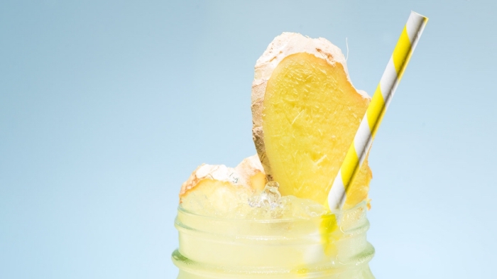 idée recette de limonade maison préparée au jus de citron et ananas combiné avec eau froide et glaçons dans un pot cocktail
