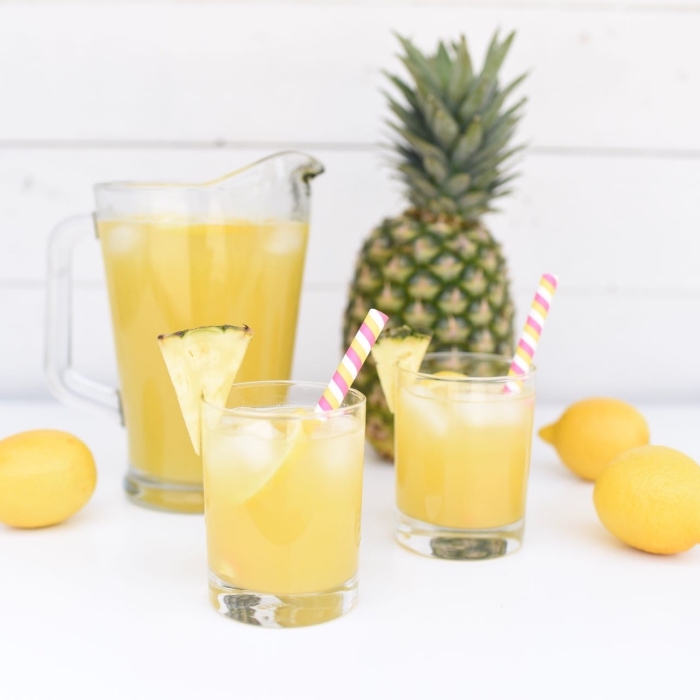 idée pour recette citronnade originale avec eau froide et ananas au jus de citron fraîchement pressé garni avec glaçons