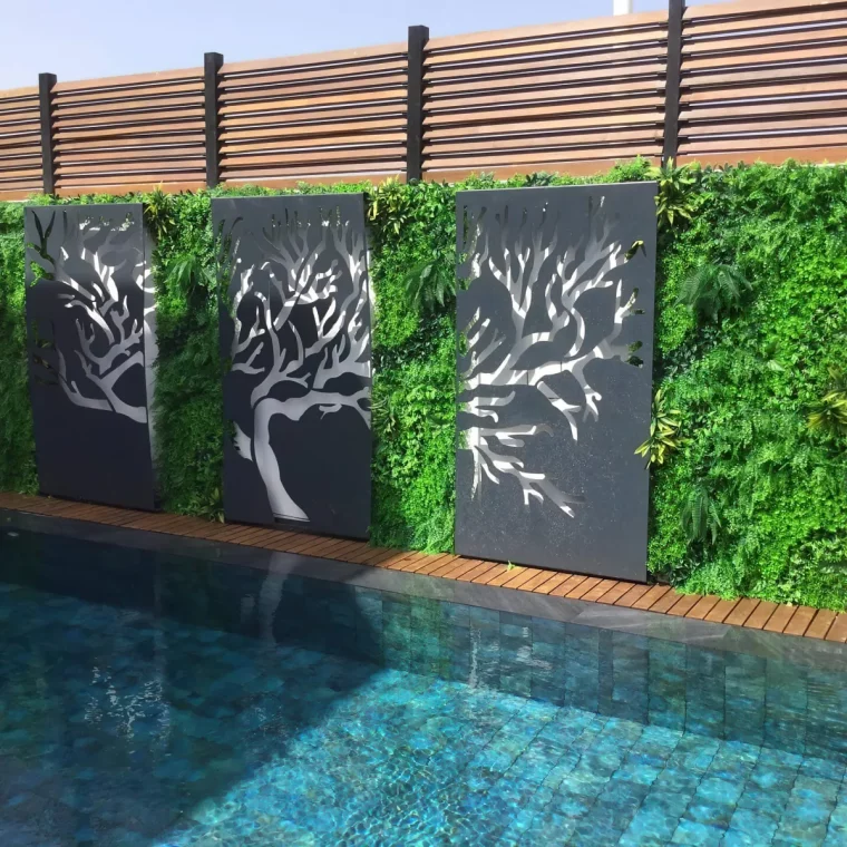 paneaux metalliques noirs mur vegetal piscine