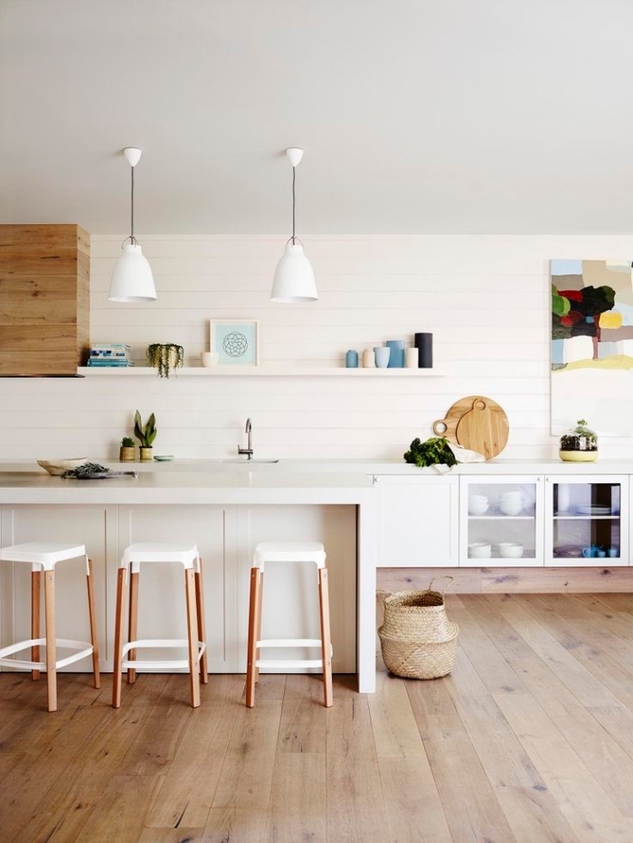 comment aménager une cuisine bois clair au plafond blanc et parquet bois clair avec ilot central et meubles en bois blanc