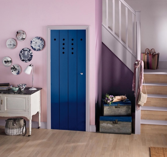 idée déco originale pour sublimer le hall d'entrée et l'escalier de style rustique chic grâce aux couleurs des murs et de la porte interieure peints en violet et bleu marine