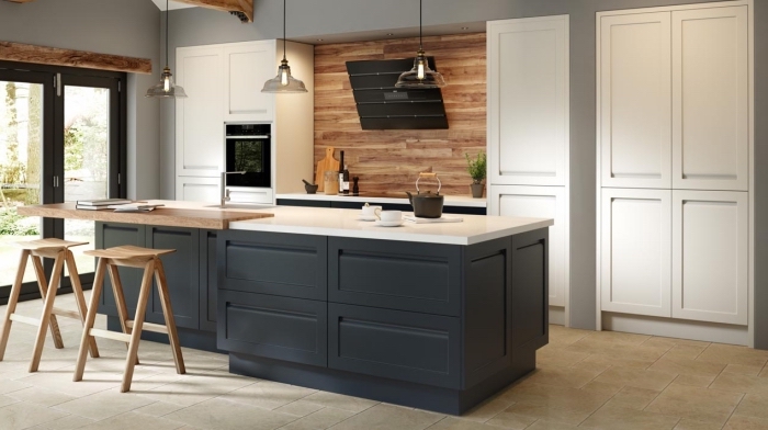design intérieur moderne dans une cuisine aux murs gris clair avec meubles bois blanc et pan de mur en bois