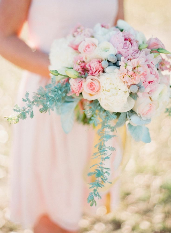 robe de mariée rose pâle, bouquet de fleurs avec éléments verts cascades 