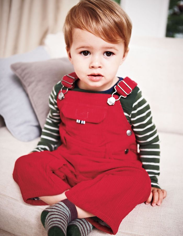 salopette rouge, coupe cheveux bébé garçon classique avec volume et frange asymétrique, cheveux blond clair