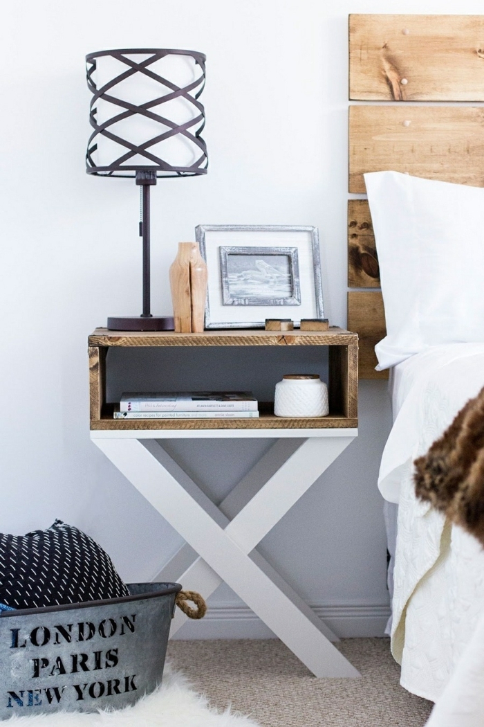 table de chevet scandinave pas cher, lampe de table noire et blanche, petit chevet design, tête de lit en bois, sceau vintage