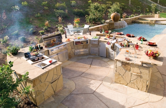 idée comment faire une cuisine au bord de la piscine avec ilot en pierre, choix d'équipement cuisine résistant et durable