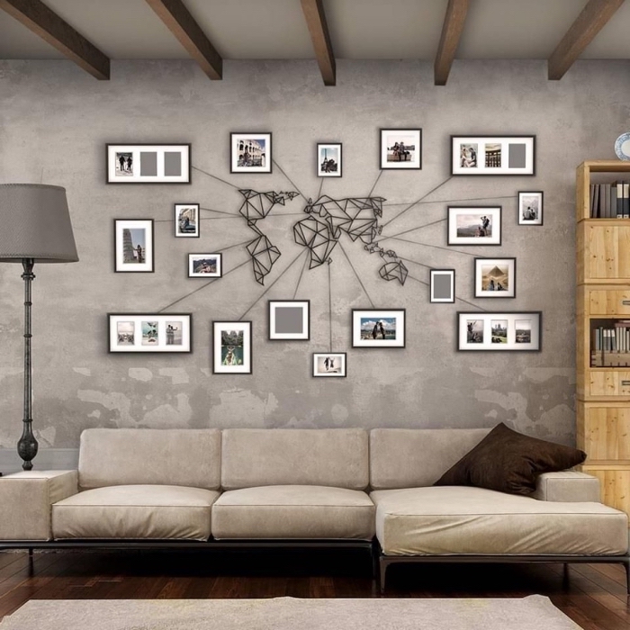 design intérieur moderne aux murs gris et parquet marron avec canapé d'angle beige et mappemonde deco en fer avec cadres photos