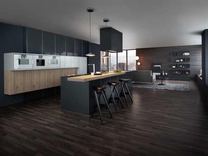 déco moderne dans une cuisine foncée aux murs gris anthracite avec meubles bas en bois clair et parquet de bois foncé