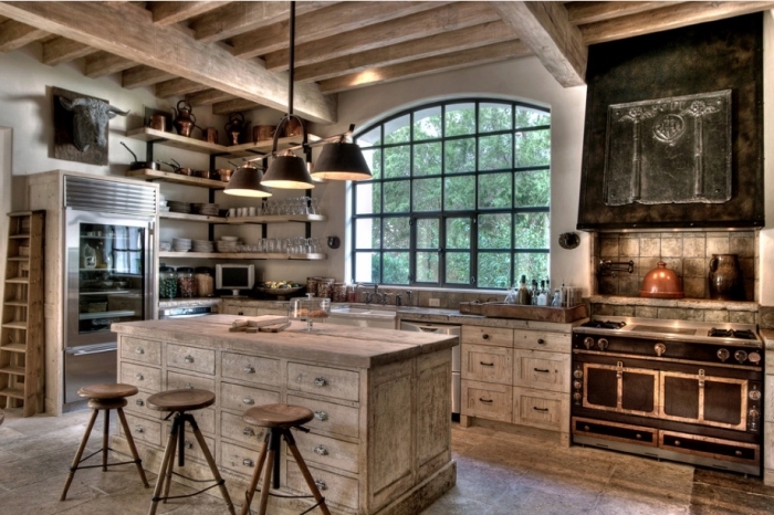 exemple de cuisine campagne rustique avec plafond en poutres bois massif et meubles de bois brut anciens
