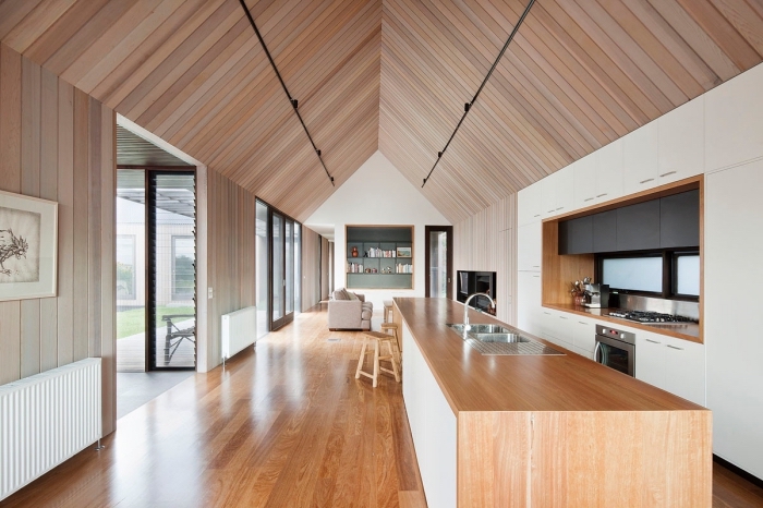 cuisine blanche et bois au plafond en planches bois différentes couleurs neutres, modèle meubles haut cuisine encastrés 