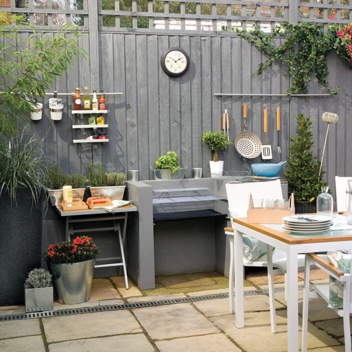 idée comment arranger ustensile de cuisine sur les murs, organisation espace limité dans le jardin avec coin culinaire