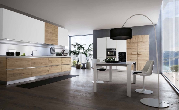 aménagement cuisine moderne au plafond blanc et parquet bois foncé avec meubles haut blanc et meubles bas bois