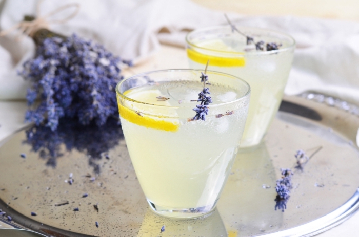 préparer une boisson fraiche au jus de citron et eau froide, comment garnir une limonade avec feuilles de lavande et tranches de citron