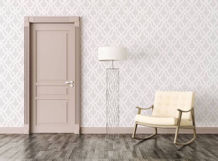 une porte d'intérieur peinte en couleur beige nude qui s'harmonise avec les motifs discrets du papier peint 