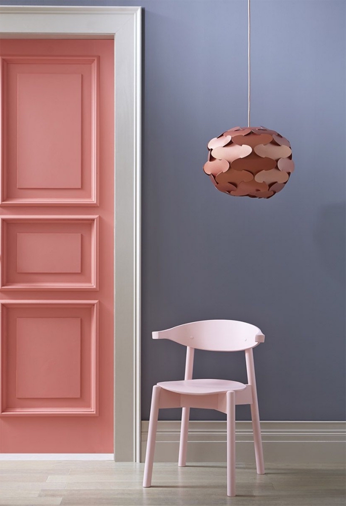 quelles couleurs tendance dans nos intérieurs, une porte interieure moulurée peinte en rose pêche avec encadrement contrastant 