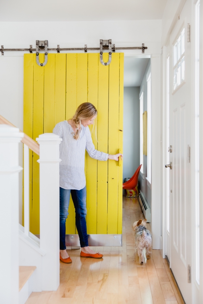 une porte de grange qui prend de la couleur et se modernise, quelle couleur de peinture bois interieur pour relooker une porte, 
