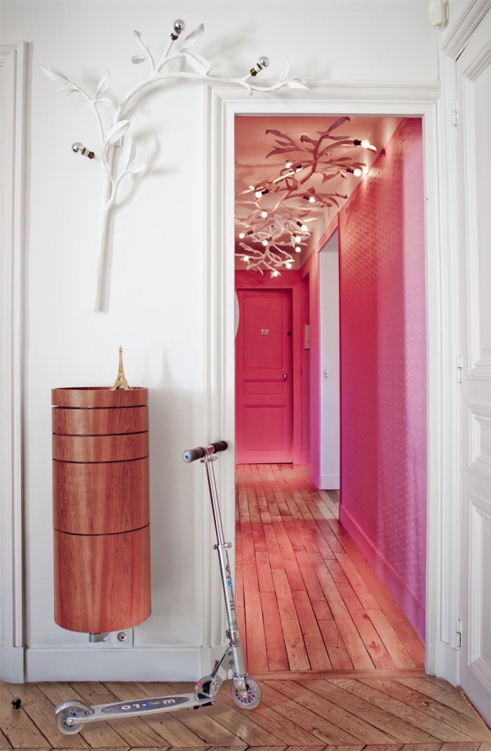 quelle couleur de peinture interieur bois pour un couloir monochrome blanc, la porte d'entrée rose et le jeu des lumières dans créent une ambiance poétique et douce dans l'intérieur dominé par le blanc