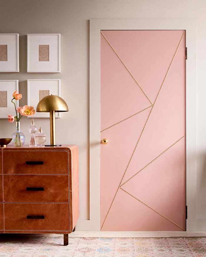 déco élégante et douce en rose aux accents dorés, une porte interieure cloutée au look à la fois vintage et moderne, peinte en rose 