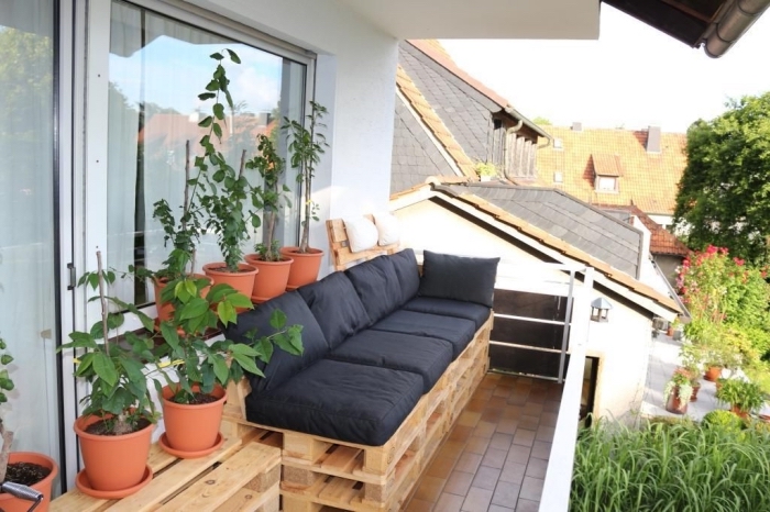 faire un mini potager de balcon, idée comment décorer un balcon avec meubles en palettes et pots de fleurs en terre cuite