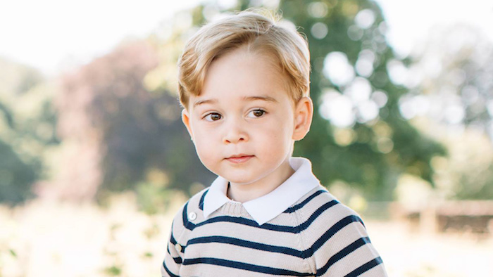 le petit prince george avec une coupe de cheveux garcon traditionnelle avec une mèche légèrement ondulée de devant