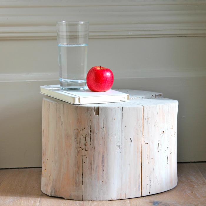 tronc d'arbre table de chevet, solutions simples et minimalistes, petite table de nuit