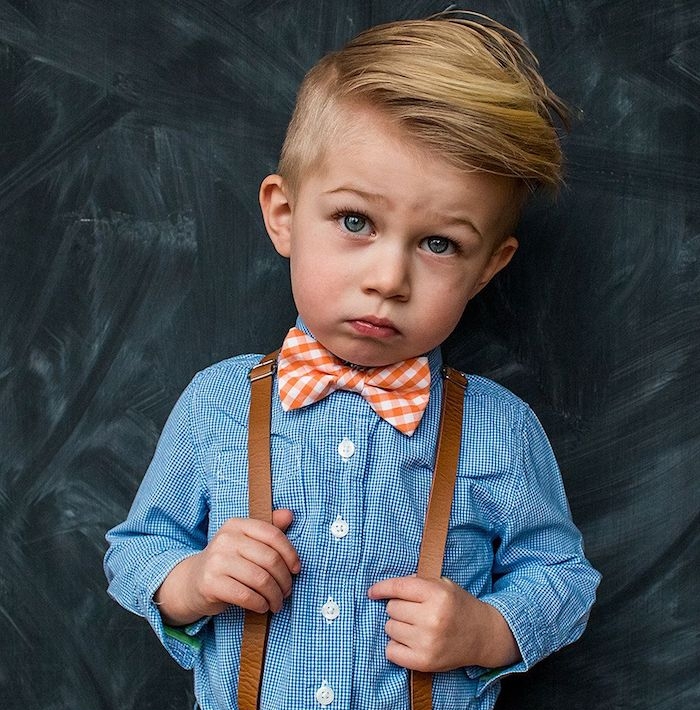 idée de coiffure pour petit garçon sage avec une raie sur le coté et longueur sur le dessus, chemise bleue, noeud de papillon et bretelles