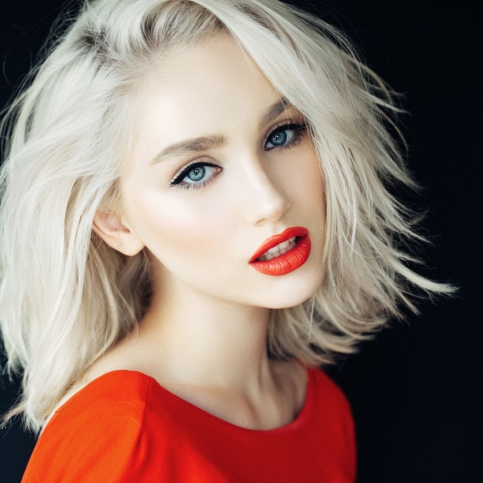 coloration blond blanc sur cheveux de base châtain foncé, maquillage aux lèvres rouges pour yeux bleus avec eye-liner noir