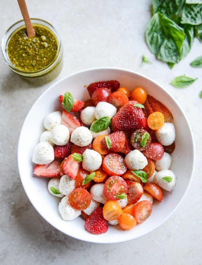 salade fraicheur façon caprese aux fruits, de billes de mozzarella, tomates cerises, fraises et basilic, au pesto classique fait maison