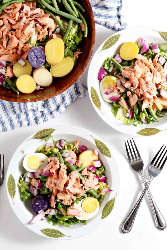 recette estivale de salade niçoise au saumon, de haricots verts, oeufs dures et laitue