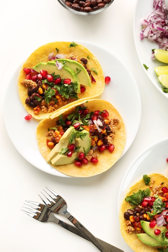 petit-déjeuner vegan, recette healthy et vegan de tacos mexicains à l'avocatn haricots noirs et herbes fraîches, parfaits pour un petit-déjeuner à emporter au bureau