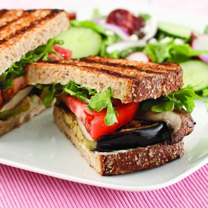 recette de sandwich vegan healthy aux tomates, à l'aubergine grillée et aux champignons portobello