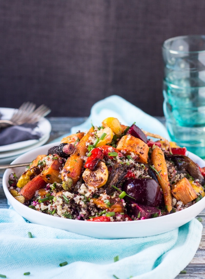 recette estivale de salade vegan originale de quinoa, légumes rôtis, à la vinaigrette au citron