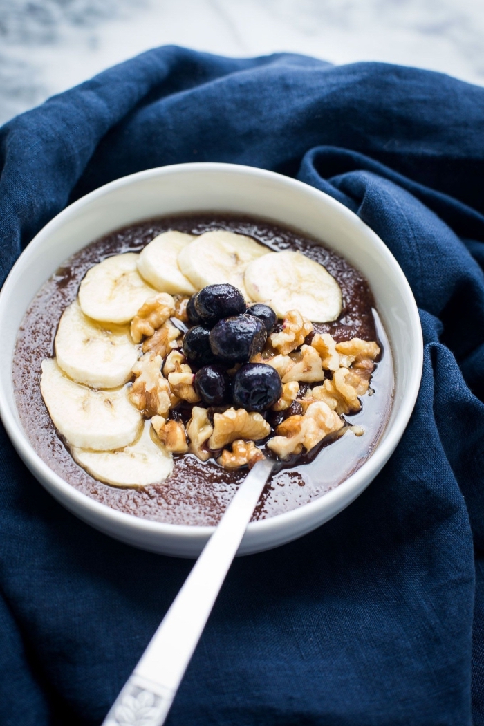 recette santé de porridge de teff, à la banane, noix et myrtilles, riche en protéines et en fibres