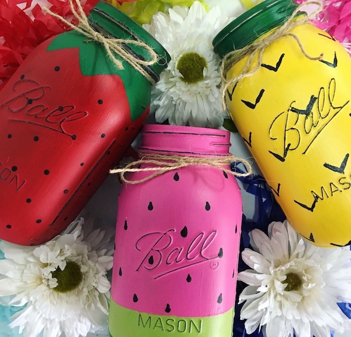 activite manuel avec bocaux en verre colorés de peinture pour figurer un motif fraise, pastèque et ananas