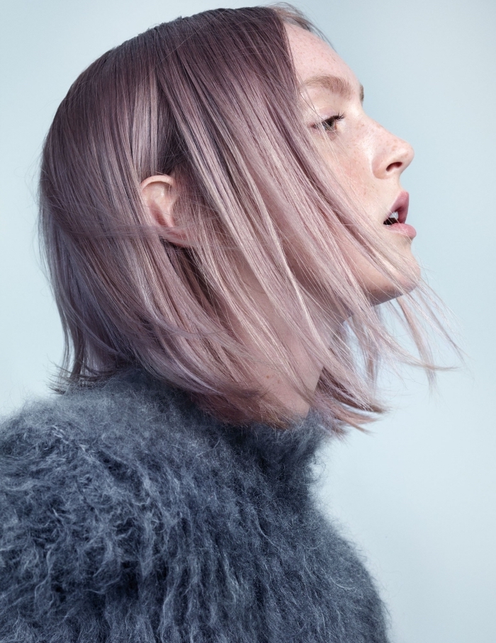 idée coiffure pour cheveux mi-longs de couleur de base châtain foncé aux pointes éclaircis avec mèches rose et gris