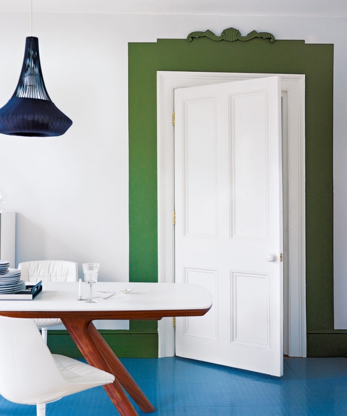 idée originale pour peindre encadrement porte et créer un accent coloré dans un intérieur, une salle à manger contemporaine au revêtement de sol bleu et une bande de vert autour de la porte