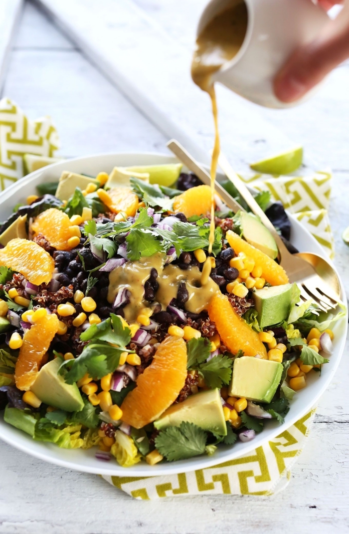 recette de salade estivale mexicaine en version healthy et végane, de quinoa, haricot, noir, maïse, avocat et orange, avec du dressing maison à l'orange et au citron