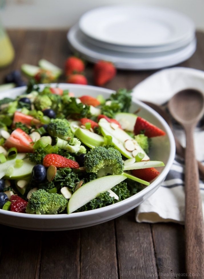 recette estivale de salade détox healthy, de brocoli, fruits rouges, tranches de pomme, à la vinaigrette au citron et au basilic