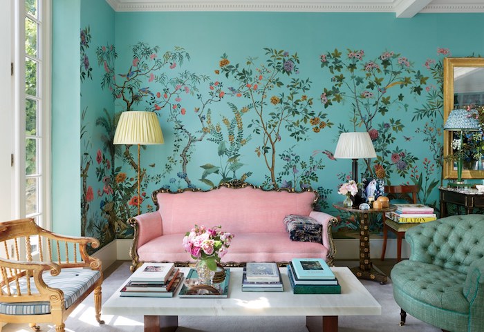 Rose poudré peinture chambre rose poudré intérieur rose poudré mignon mur bleu avec fleurs dessinés canapé rose table basse blanche marbre